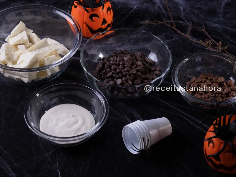 ingredientes separados para preparo da trufa de chocolate