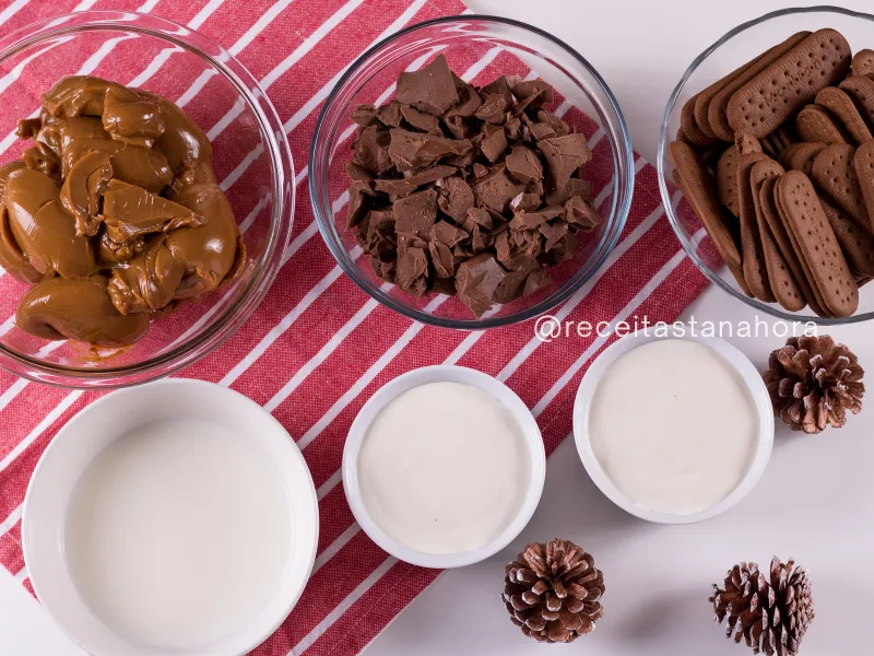 ingredientes separados para preparo da sobremesa com doce de leite e chocolate