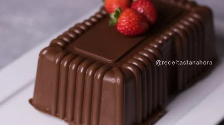 Bombom de morango gigante com brigadeiro de leite Ninho para a Páscoa