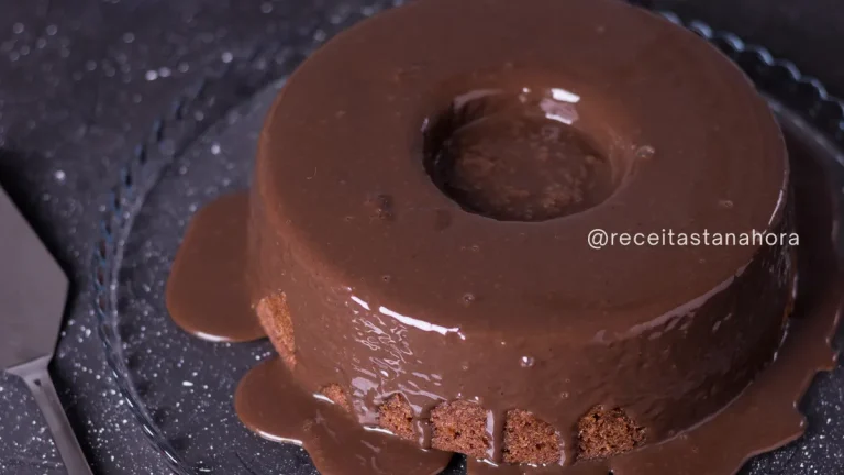 bolo de chocolate fofinho com cobertura de brigadeiro cremoso