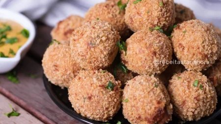 Bolinho de arroz com calabresa e queijo: Crocante por fora e recheado por dentro