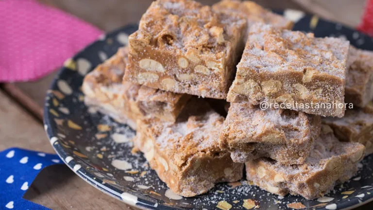 pé de moça caseiro macio cortado em pedaços com açúcar