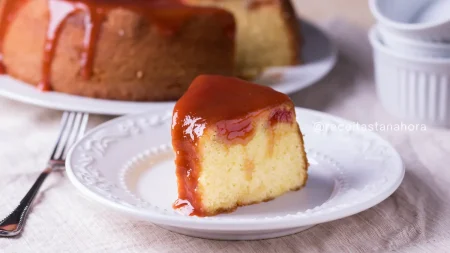 Bolo de fubá com goiabada fofinho com cobertura cremosa caseira