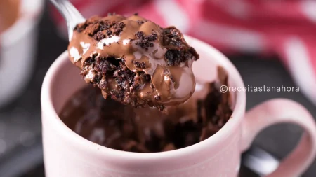 Brownie de caneca com Nutella: Pronto em 5 minutos no micro-ondas