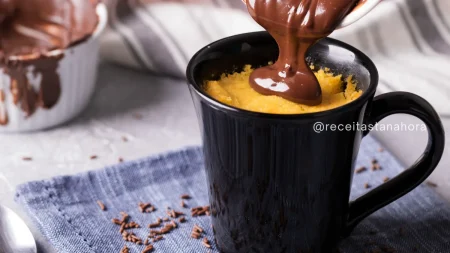 Bolo de cenoura de caneca no micro-ondas pronto em 5 minutos