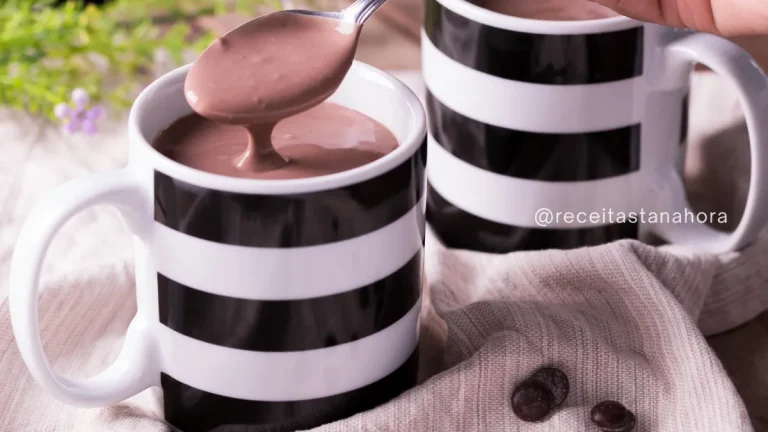 chocolate quente cremoso com nescau servido em caneca