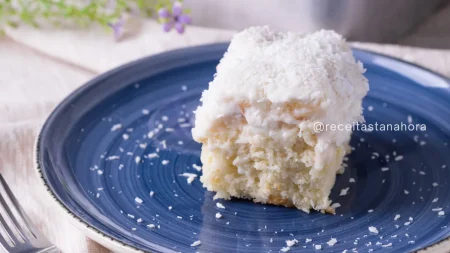 Bolo gelado de abacaxi molhadinho com creme cremoso