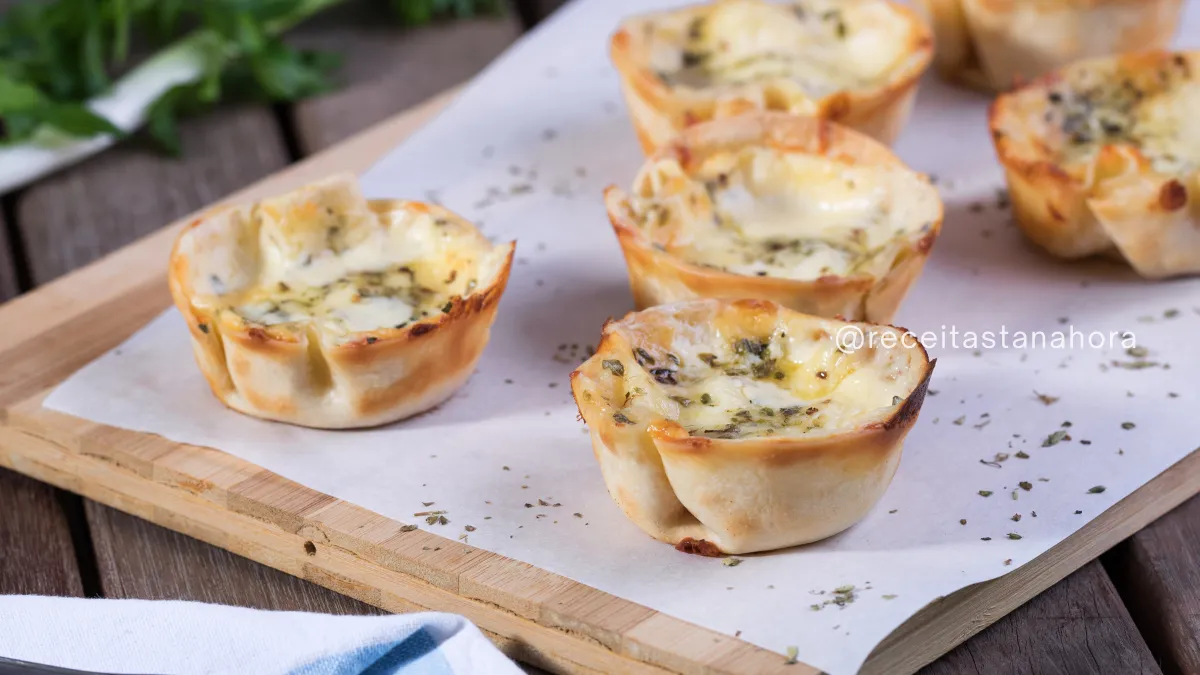 cestinha de massa de pastel recheada com queijo e presunto assada