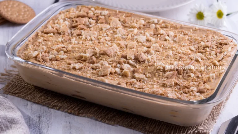 pavê de doce de leite simples com bolacha maria em travessa