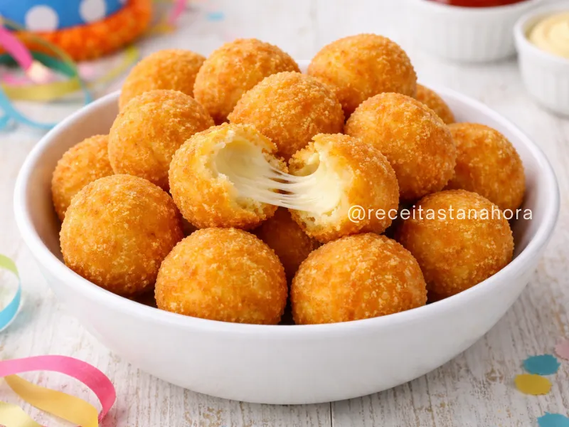 bolinha de queijo crocante servida em prato
