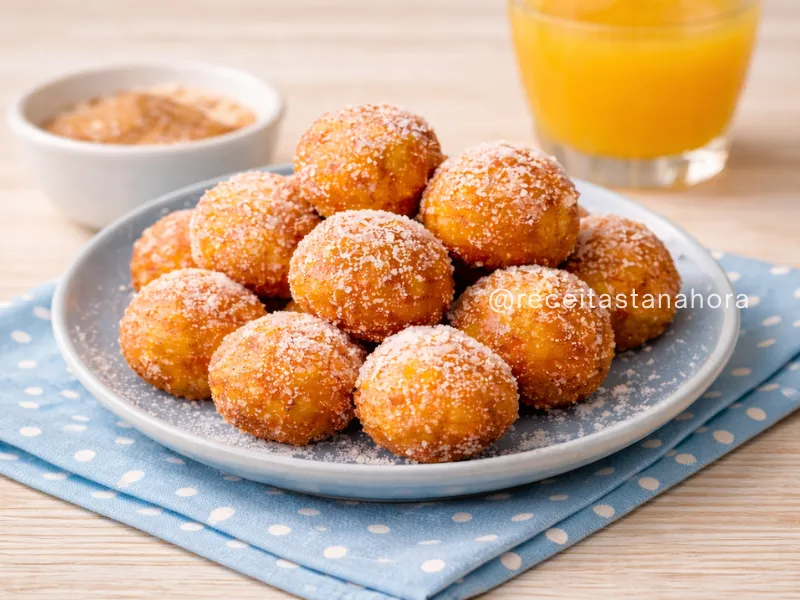 bolinho de chuva da Tia Nastácia com açúcar e canela servido em prato