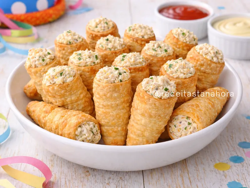 canudinho recheado com frango e requeijão
