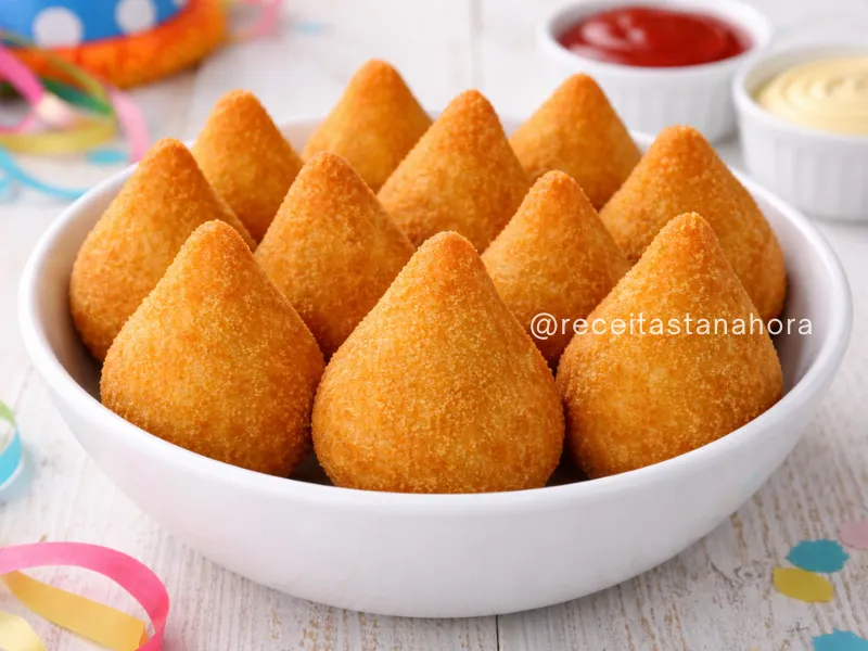 coxinha de frango pequena servida em festa