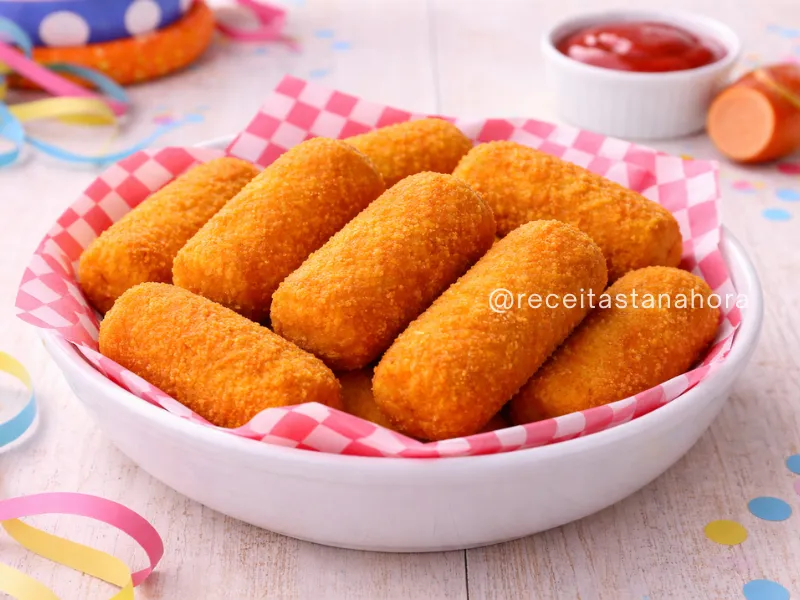 croquete de salsicha empanado para festa infantil