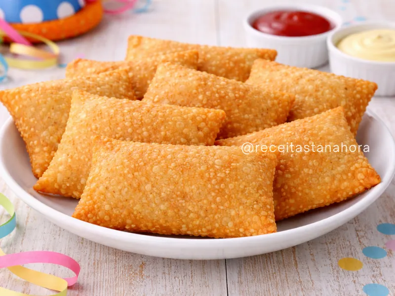 mini pastel de carne dourado e crocante